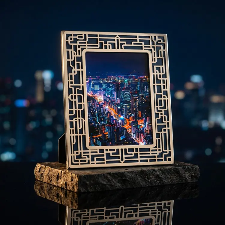 The Labyrinth Frame